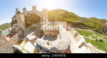 Dall'alto, la Fortezza Golubac si erge sul bordo del Danubio, un capolavoro medievale. vista a 180 gradi Foto Stock