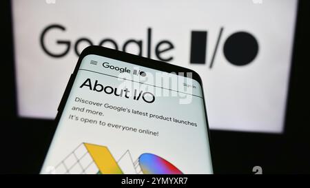 Stoccarda, Germania, 03-19-2024: Telefono cellulare con sito web della conferenza annuale degli sviluppatori Google io davanti al logo aziendale. Messa a fuoco in alto a sinistra del pho Foto Stock