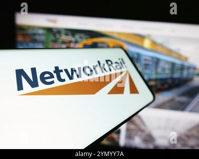 Stoccarda, Germania, 03-27-2024: Smartphone con logo della società di infrastrutture ferroviarie Network Rail Limited davanti al sito web aziendale. Concentrati sulla lef Foto Stock