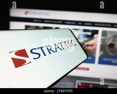 Stoccarda, Germania, 05-02-2024: Smartphone con logo dell'azienda automobilistica americana Strattec Security Corporation davanti al sito Web. Concentrati sul centro Foto Stock