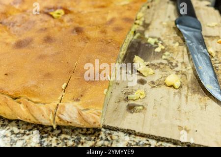 Empanada Gallega, torta tradizionale ripiena di tonno o carne tipica della Galizia. Fotografia gastronomica Foto Stock