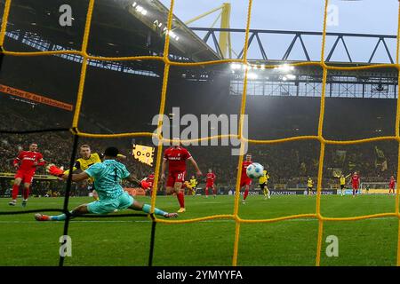 Dortmund, Germania. 23 novembre 2024. Fußball, 1. Bundesliga: Borussia Dortmund - SC Freiburg, 11. Spieltag, Signal Iduna Park, Maximilian Beier (Borussia Dortmund) schiesst das 1:0 /DFB/DFL VIETANO QUALSIASI USO DI FOTOGRAFIE COME SEQUENZE DI IMMAGINI E/O QUASI-VIDEO. Credito: HMB Media/Alamy Live News Foto Stock