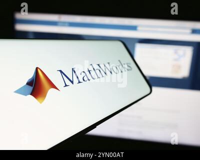 Stoccarda, Germania, 04-05-2024: Cellulare con logo della società americana di software informatici MathWorks Inc. Davanti al sito Web aziendale. Concentratevi su l Foto Stock