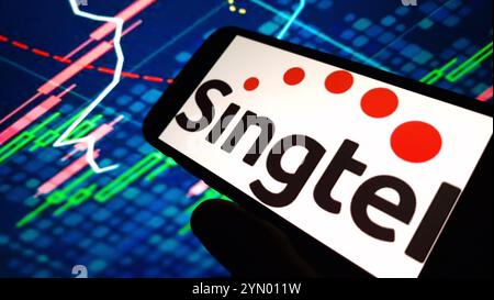 Konskie, Polonia - 23 novembre 2024: Logo della società SingTel visualizzato sul telefono cellulare Foto Stock