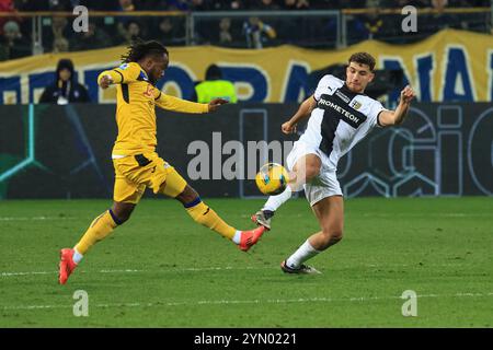 Botond Balogh (Parma calcio) combatte per il pallone contro Ademola Lookman (Atalanta BC) durante Parma calcio vs Atalanta BC, partita di calcio italiano di serie A A Parma, 23 novembre 2024 Foto Stock