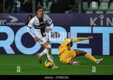 Matteo Cancellieri (Parma calcio) combatte per il pallone durante Parma calcio vs Atalanta BC, partita di serie A A Parma, Italia, 23 novembre 2024 Foto Stock