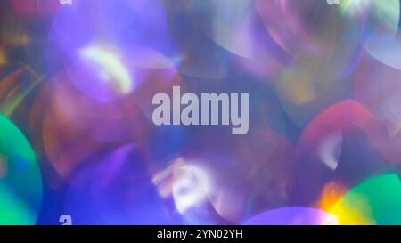 Luci bokeh colorate astratte con cerchi verdi, blu e rosa, forme morbide e sfumature luminose Foto Stock