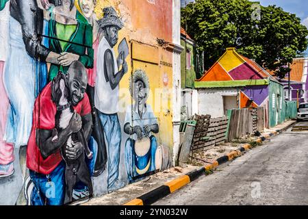 Murale di Melvin House in collaborazione con Jhomar Loaiza. La frase significa: CE la possiamo fare o non CE la possiamo fare. Il quartiere Otrabanda di Willemstad è un sito patrimonio dell'umanità dell'UNESCO ed è noto per la sua vivace vita culturale e i numerosi murales. . Curacao è da tempo conosciuta per le sue colorate facciate. Sempre più spesso, i murales artistici abbelliscono molte pareti e danno ai singoli quartieri un'identità individuale. John F. Kennedy Boulevard, Willemstad, Kòrsou, Curacao, Kòrsou, Curacao Foto Stock