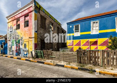 Murale di Melvin House in collaborazione con Jhomar Loaiza. La frase significa: CE la possiamo fare o non CE la possiamo fare. Il quartiere Otrabanda di Willemstad è un sito patrimonio dell'umanità dell'UNESCO ed è noto per la sua vivace vita culturale e i numerosi murales. . Curacao è da tempo conosciuta per le sue colorate facciate. Sempre più spesso, i murales artistici abbelliscono molte pareti e danno ai singoli quartieri un'identità individuale. John F. Kennedy Boulevard, Willemstad, Kòrsou, Curacao, Kòrsou, Curacao Foto Stock