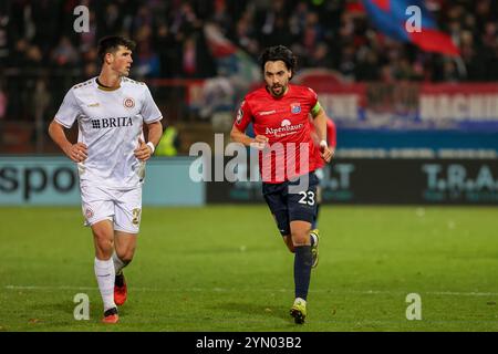 Markus Schwabl (SpVgg Unterhaching, 23) mit Moritz Flotho (SV Wehen Wiesbaden, 28), Ger, SpVgg Unterhaching vs. SV Wehen Wiesbaden, Fussball, 3. Liga, 15 anni. Spieltag, Saison 2024/2025, 23.11.2024, REGOLAMENTI DFL VIETANO QUALSIASI USO DI FOTOGRAFIE COME SEQUENZE DI IMMAGINI, foto: Eibner-Pressefoto/Jenni Maul Foto Stock