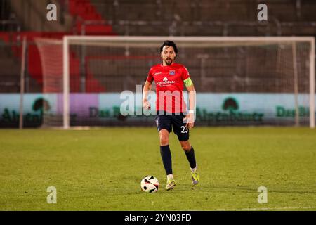 Markus Schwabl (SpVgg Unterhaching, 23) mit Ball, Ger, SpVgg Unterhaching vs. SV Wehen Wiesbaden, Fussball, 3. Liga, 15 anni. Spieltag, Saison 2024/2025, 23.11.2024, REGOLAMENTI DFL VIETANO QUALSIASI USO DI FOTOGRAFIE COME SEQUENZE DI IMMAGINI, foto: Eibner-Pressefoto/Jenni Maul Foto Stock