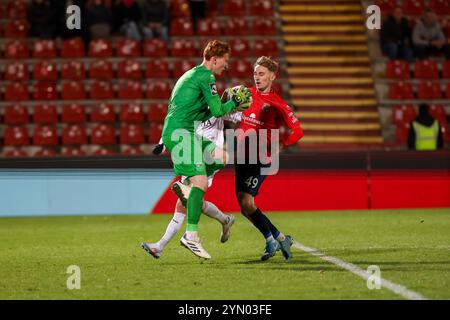 Konstantin Heide (SpVgg Unterhaching, 01) faengt Ball, mit Nils Ortel (SpVgg Unterhaching, 49), Ger, SpVgg Unterhaching vs. SV Wehen Wiesbaden, Fussball, 3. Liga, 15 anni. Spieltag, Saison 2024/2025, 23.11.2024, REGOLAMENTI DFL VIETANO QUALSIASI USO DI FOTOGRAFIE COME SEQUENZE DI IMMAGINI, foto: Eibner-Pressefoto/Jenni Maul Foto Stock