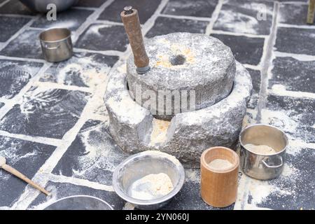 Antico mulino a pietra tradizionale per la macinazione del grano Foto Stock