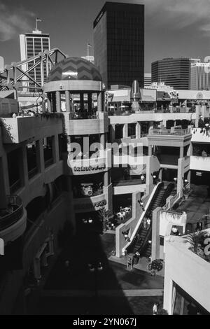 L'Horton Plaza, progettato da Jon Jerde (in consultazione con l'autore Ray Bradbury, tra gli altri), è stato aperto nel 1985 e ha coperto oltre sei isolati vicino al Gaslamp Quarter di San Diego. Il centro commerciale all'aperto a cinque piani è stato acquisito nel 2018 da Stockdale Capital Partners, che ha annunciato piani di riqualificazione nel 2020. Foto Stock