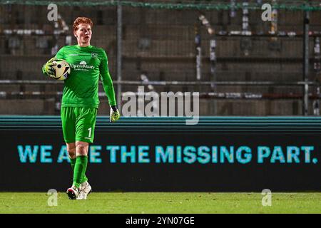 Unterhaching, Deutschland. 23 novembre 2024. Konstantin Heide (Torwart, Unterhaching, 1) am Ball, Freisteller, Einzelbild, Aktion, Action, 23.11.2024, Unterhaching (Deutschland), Fussball, 3) LIGA, SPVGG UNTERHACHING - SV WEHEN WIESBADEN, LE NORMATIVE DFB/DFL VIETANO QUALSIASI USO DI FOTOGRAFIE COME SEQUENZE DI IMMAGINI E/O QUASI-VIDEO. Credito: dpa/Alamy Live News Foto Stock