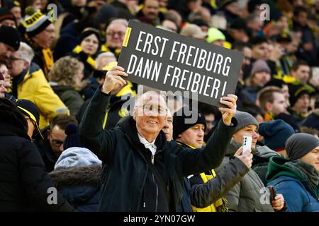 Dortmund, Germania. 23 novembre 2024. Fußball, 1. Bundesliga: Borussia Dortmund - SC Freiburg, 11. LE NORMATIVE Spieltag, Signal Iduna Park, fan mit Banner/DFB/DFL VIETANO QUALSIASI USO DI FOTOGRAFIE COME SEQUENZE DI IMMAGINI E/O QUASI-VIDEO. Credito: dpa/Alamy Live News Foto Stock