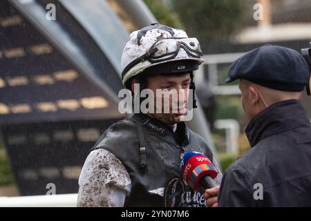 Ascot, Berkshire, Regno Unito. 23 novembre 2024. Jockey Ned Fox dopo aver guidato MARTATOR per vincere il Lay & Wheeler Hurst Park handicap Steeple Chase (Classe 2) (GBB Race) all'ippodromo di Ascot nel Berkshire al Copybet di novembre, sabato Raceday. Proprietaria Camilla Norton, Trainer Ventia Williams, Hereford, allevatore Mr H Des Set Gauburge, Sponsor Faucets Limited. Crediti: Maureen McLean/Alamy Live News Foto Stock