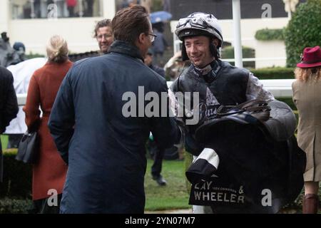 Ascot, Berkshire, Regno Unito. 23 novembre 2024. Jockey Ned Fox dopo aver guidato MARTATOR per vincere il Lay & Wheeler Hurst Park handicap Steeple Chase (Classe 2) (GBB Race) all'ippodromo di Ascot nel Berkshire al Copybet di novembre, sabato Raceday. Proprietaria Camilla Norton, Trainer Ventia Williams, Hereford, allevatore Mr H Des Set Gauburge, Sponsor Faucets Limited. Crediti: Maureen McLean/Alamy Live News Foto Stock