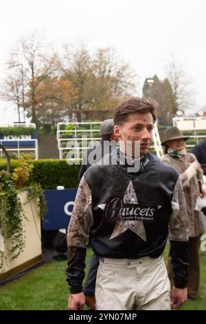 Ascot, Berkshire, Regno Unito. 23 novembre 2024. Jockey Ned Fox dopo aver guidato MARTATOR per vincere il Lay & Wheeler Hurst Park handicap Steeple Chase (Classe 2) (GBB Race) all'ippodromo di Ascot nel Berkshire al Copybet di novembre, sabato Raceday. Proprietaria Camilla Norton, Trainer Ventia Williams, Hereford, allevatore Mr H Des Set Gauburge, Sponsor Faucets Limited. Crediti: Maureen McLean/Alamy Live News Foto Stock