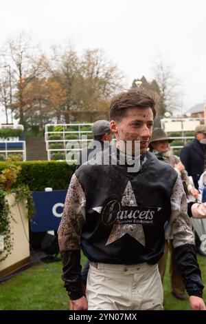 Ascot, Berkshire, Regno Unito. 23 novembre 2024. Jockey Ned Fox dopo aver guidato MARTATOR per vincere il Lay & Wheeler Hurst Park handicap Steeple Chase (Classe 2) (GBB Race) all'ippodromo di Ascot nel Berkshire al Copybet di novembre, sabato Raceday. Proprietaria Camilla Norton, Trainer Ventia Williams, Hereford, allevatore Mr H Des Set Gauburge, Sponsor Faucets Limited. Crediti: Maureen McLean/Alamy Live News Foto Stock