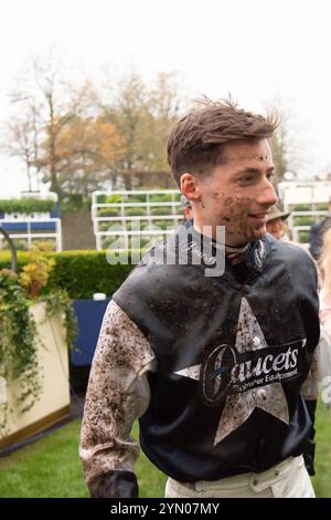 Ascot, Berkshire, Regno Unito. 23 novembre 2024. Jockey Ned Fox dopo aver guidato MARTATOR per vincere il Lay & Wheeler Hurst Park handicap Steeple Chase (Classe 2) (GBB Race) all'ippodromo di Ascot nel Berkshire al Copybet di novembre, sabato Raceday. Proprietaria Camilla Norton, Trainer Ventia Williams, Hereford, allevatore Mr H Des Set Gauburge, Sponsor Faucets Limited. Crediti: Maureen McLean/Alamy Live News Foto Stock