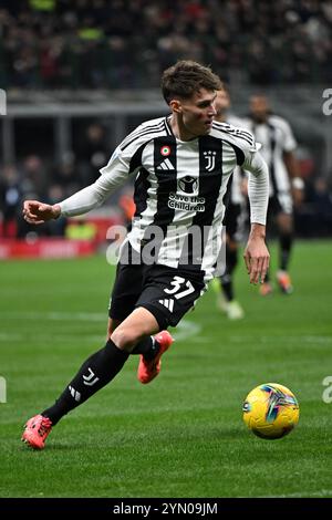 Nicolò Savona della Juventus FC durante la partita di calcio di serie A italiana tra il Milan e il Juventus il 23 novembre 2024 allo stadio Giuseppe Meazza San Siro Siro di Milano Foto Stock