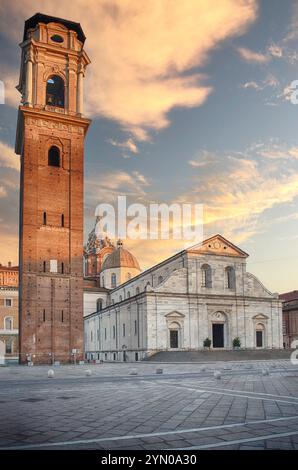 Il Duomo di Torino, il suo campanile che risplende al tramonto in Piazza San Giovanni, Torino, Italia Foto Stock