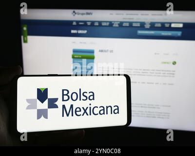 Stoccarda, Germania, 07-16-2024: Persona con smartphone con logo della borsa messicana Bolsa Mexicana de Valores (BMV) davanti al sito web. FOC Foto Stock