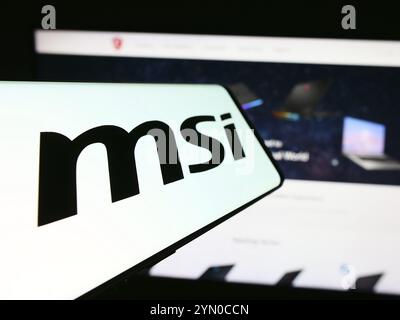 Stoccarda, Germania, 02-24-2024: Smartphone con logo della società taiwanese Micro-Star International Co. Ltd. (MSI) davanti al sito Web. Concentrati sul centro Foto Stock