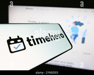 Stoccarda, Germania, 03-08-2024: Cellulare con logo della società canadese TimeHero Inc. Davanti al sito web aziendale. Concentrati sul centro del telefono Foto Stock