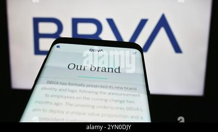 Stoccarda, Germania, 03-01-2024: Telefono cellulare con sito web della società Banco Bilbao Vizcaya Argentaria SA (BBVA) davanti al logo aziendale. Concentrati su t Foto Stock