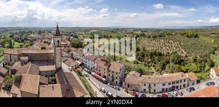 Vista aerea della piccola città medievale di Vinci in Toscana, Italia, luogo di nascita del genio Leonardo da Vinci, Europa Foto Stock