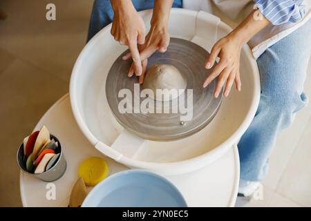 Prova un laboratorio guidato di ruote in ceramica adatto a tutti i livelli e abilità Foto Stock