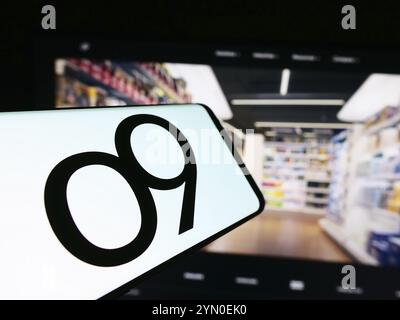 Stoccarda, Germania, 06-01-2024: Smartphone con logo della società americana di software analitici o9 Solutions Inc. Davanti al sito Web aziendale. Concentratevi su c Foto Stock