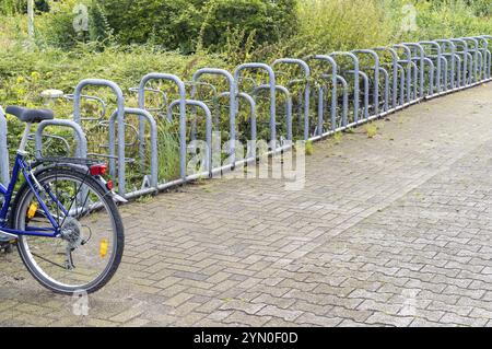 Fila con portabiciclette con una bicicletta Foto Stock