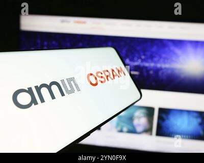 Stoccarda, Germania, 05-31-2024: Cellulare con logo della società austriaca di elettronica ams OSRAM AG davanti al sito web aziendale. Concentrati al centro-sinistra di Foto Stock