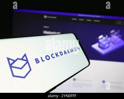 Stoccarda, Germania, 03-06-2024: Telefono cellulare con logo della società di software blockchain Blockdaemon Inc. Davanti al sito web aziendale. Focalizzazione sul centro-l Foto Stock