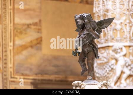 Dettagli scultorei del ricco cortile decorato di Palazzo Vecchio a Firenze, Italia, Europa Foto Stock