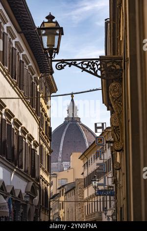 Cupola della cattedrale di Santa Maria del Fiore a Firenze, vista da una strada lontana, l'Italia, l'Europa Foto Stock