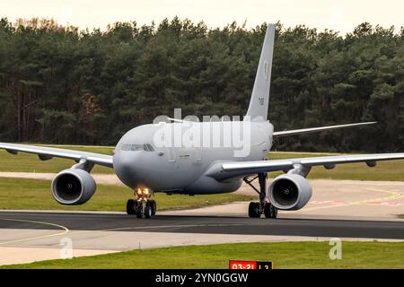 Aeromobili di rifornimento aereo Airbus A330 MRTT Multi Role Tanker Transport della multinazionale MRTT Unit presso la base aerea di Eindhoven. Eindhoven, i Paesi Bassi Foto Stock