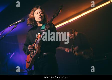 Newcastle, Regno Unito. 23 novembre 2024. Porridge radio Peform al Grove. Crediti fotografici: Thomas Jackson/Alamy Live News Foto Stock