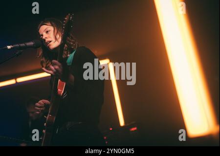 Newcastle, Regno Unito. 23 novembre 2024. Porridge radio Peform al Grove. Crediti fotografici: Thomas Jackson/Alamy Live News Foto Stock