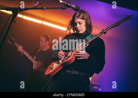 Newcastle, Regno Unito. 23 novembre 2024. Porridge radio Peform al Grove. Crediti fotografici: Thomas Jackson/Alamy Live News Foto Stock