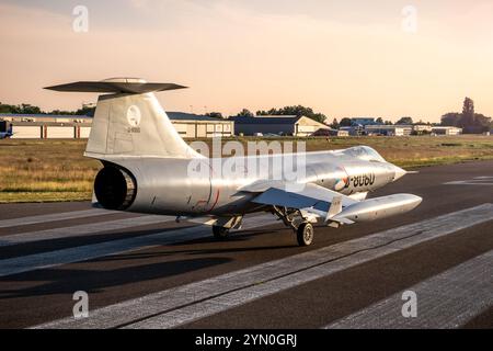 Ex Royal Netherlands Air Force Lockheed F-104G Starfighter caccia jet sulla pista di Teuge Airport. Teuge, Paesi Bassi - 4 giugno 2022 Foto Stock