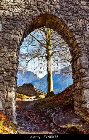 Rovine del castello di Werdenfels vicino a Garmisch-Partenkirchen, Baviera, Germania, Europa Foto Stock