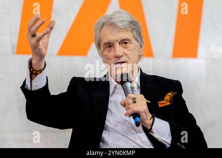 Kiev, Ucraina. 23 novembre 2024. VIKTOR YUSHCHENKO, ex presidente dell'Ucraina e fondatore del partito Our Orange Block, a Talk with Students al National Center Ukrainian House nel centro di Kiev. Gli argomenti andavano dalla Rivoluzione arancione, che alla fine portò alla sua elezione, alla guerra in corso con la Russia. (Credit Image: © Andreas Stroh/ZUMA Press Wire) SOLO PER USO EDITORIALE! Non per USO commerciale! Crediti: ZUMA Press, Inc./Alamy Live News Foto Stock