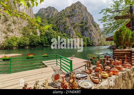 I turisti si godono una gita in barca e visitano un ristorante sul lago nel Matka Canyon a skopje, Macedonia Foto Stock