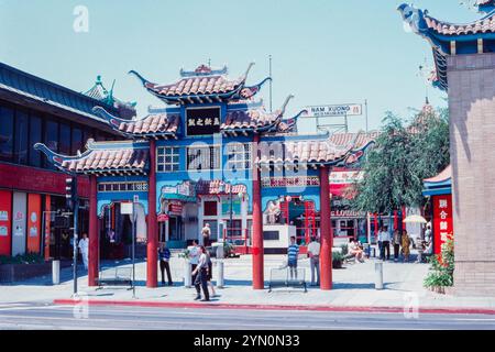 Central Plaza, un centro commerciale pedonale progettato in stile cinese che presenta vari negozi e ristoranti asiatici, è raffigurato nel dicembre 1988. E' situato nel cuore della Chinatown di Los Angeles sulla North Broadway. Foto Stock