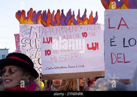 Roma, Italia. 23 novembre 2024. Manifestazione a Roma contro la violenza patriarcale contro le donne organizzata dall'associazione non una di meno in occasione della giornata Internazionale per l'eliminazione della violenza contro le donne (foto di Matteo Nardone/Pacific Press) crediti: Pacific Press Media Production Corp./Alamy Live News Foto Stock