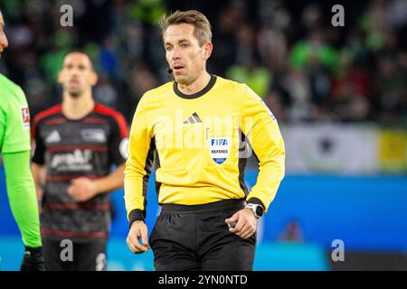 Wolfsburg, Germania. 23 novembre 2024. L'arbitro Tobias Stieler visto durante la partita di Bundesliga tra Wolfsburg e Union Berlin alla Volkswagen Arena di Wolfsburg. Credito: Gonzales Photo/Alamy Live News Foto Stock